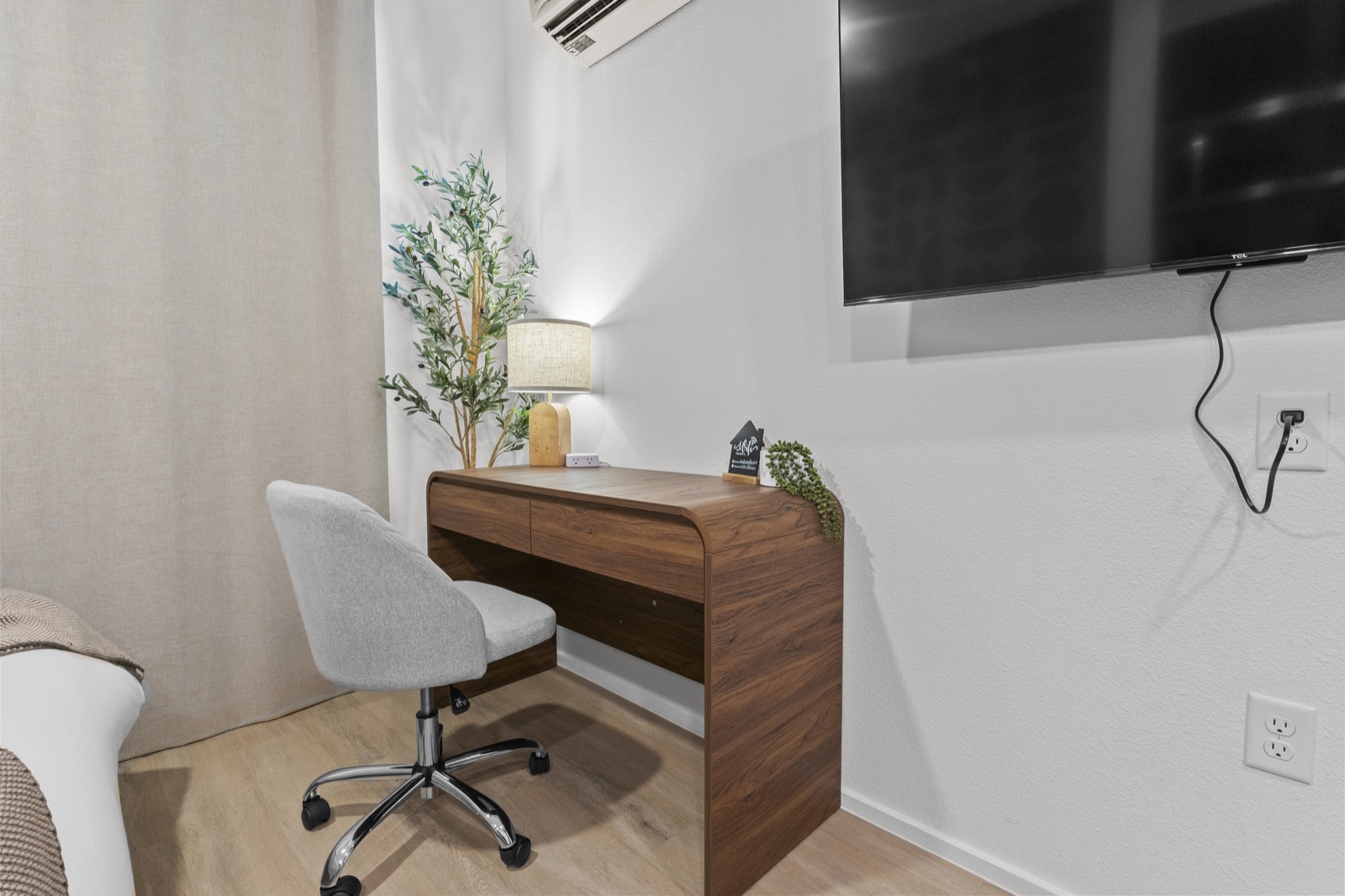Trendy Studio | Free Parking + Coffee Bar — interior photo 4